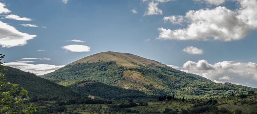 La sagoma inconfondibile del monte Tezio