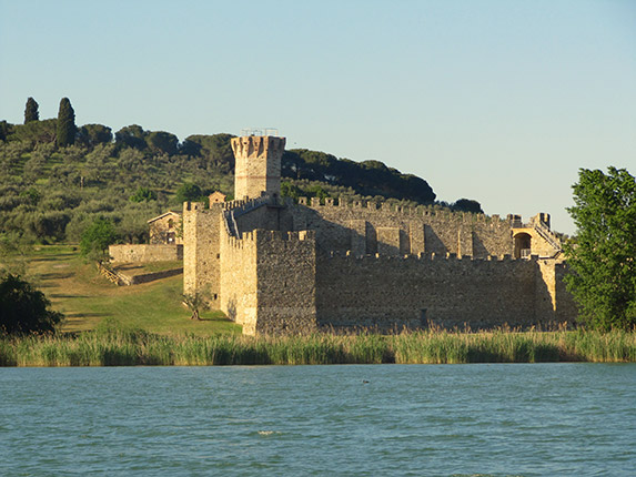 L'isola di Polvese, la più grande del lago