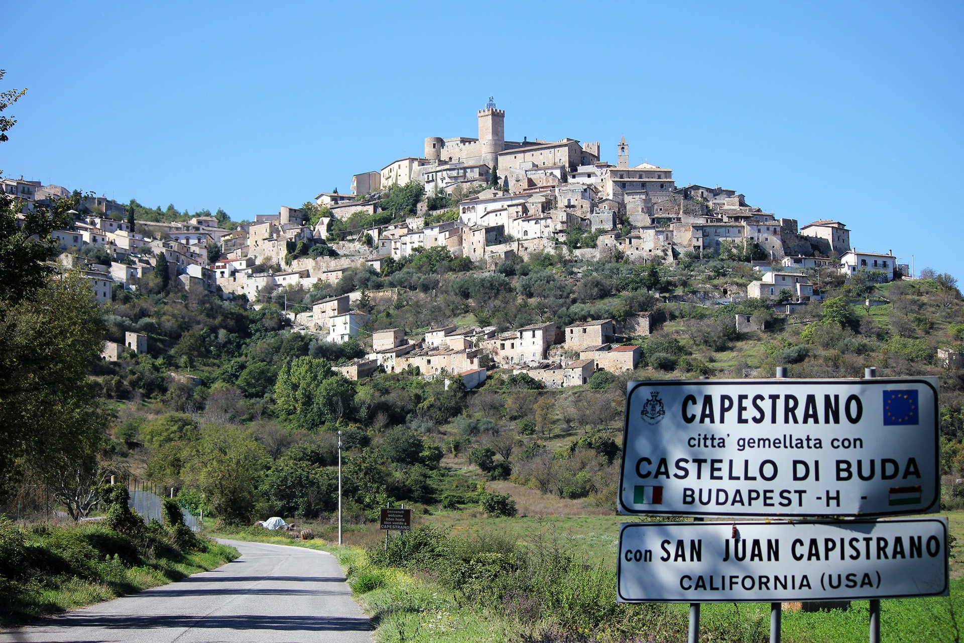 Capestrano dominata dal castello Piccolomini